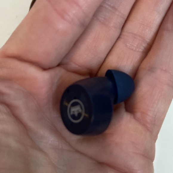 New in Box Peter Millar bluetooth headphones - Picture 6 of 12